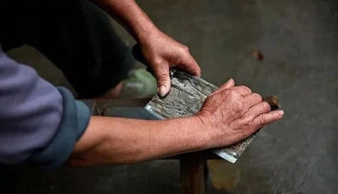 To ensure uniform pressure force on the blade