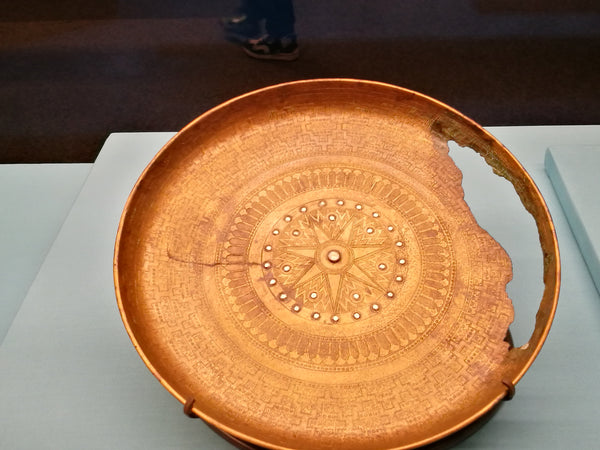 round tray with engraved pattern
