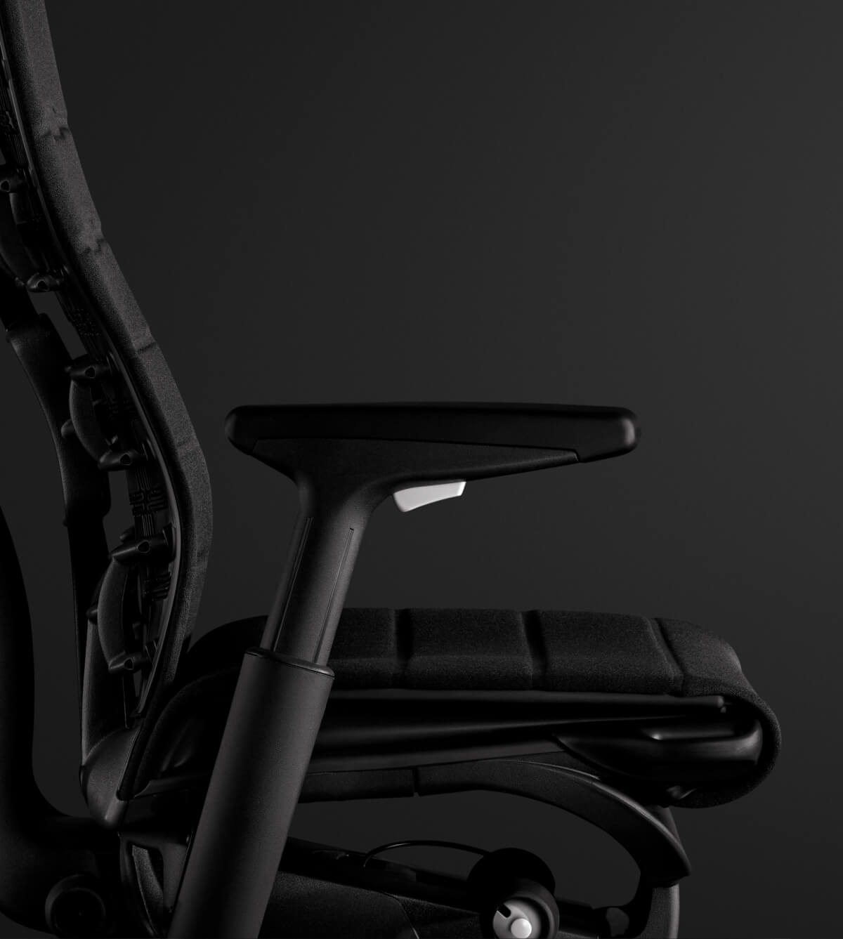 炫黑为底，五色纷呈