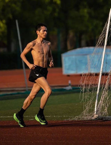 韩寒穿耐克运动鞋跑步的图片