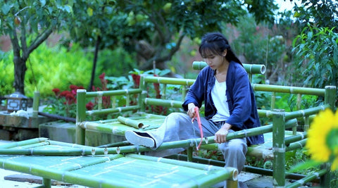 李子柒亲手制作竹子椅子的图片