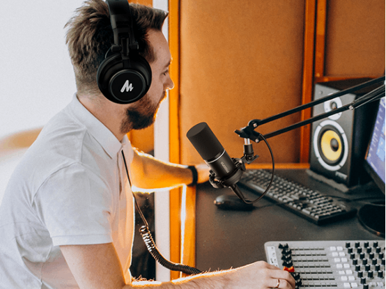 podcasting using the Maono PD200X microphone