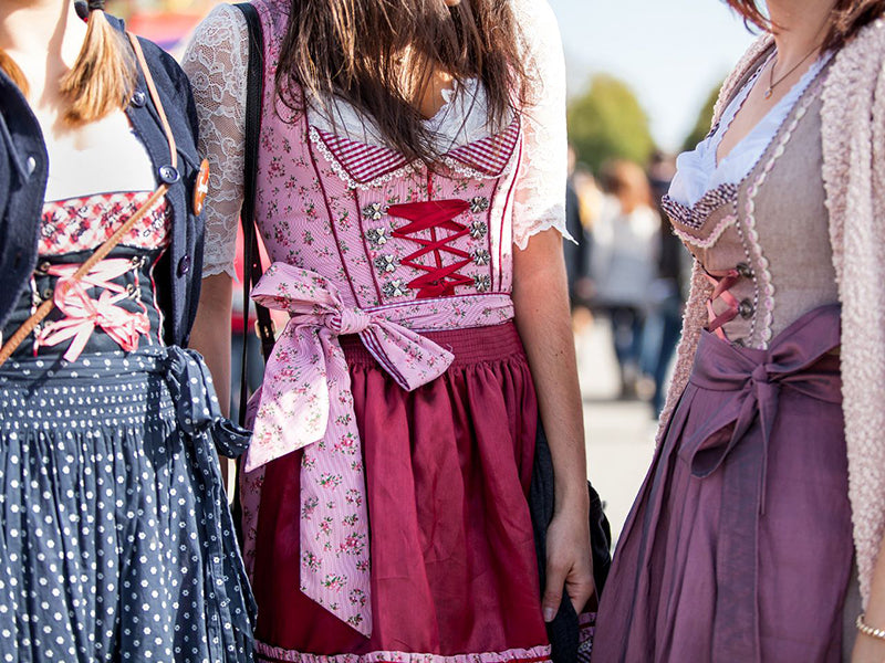 Auf Welche Seite muss die Schleife beim Dirndl