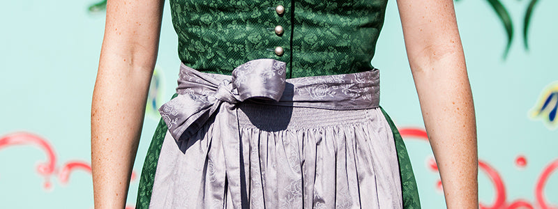 Auf Welche Seite muss die Schleife beim Dirndl