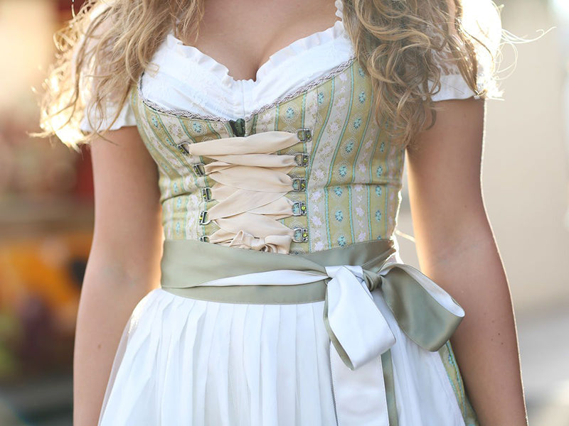 Auf Welche Seite muss die Schleife beim Dirndl