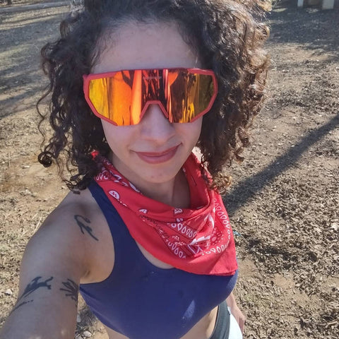 women wear quesharkglasses