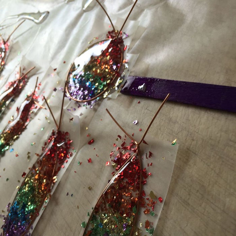 How to diy beautiful rainbow color glitter earrings