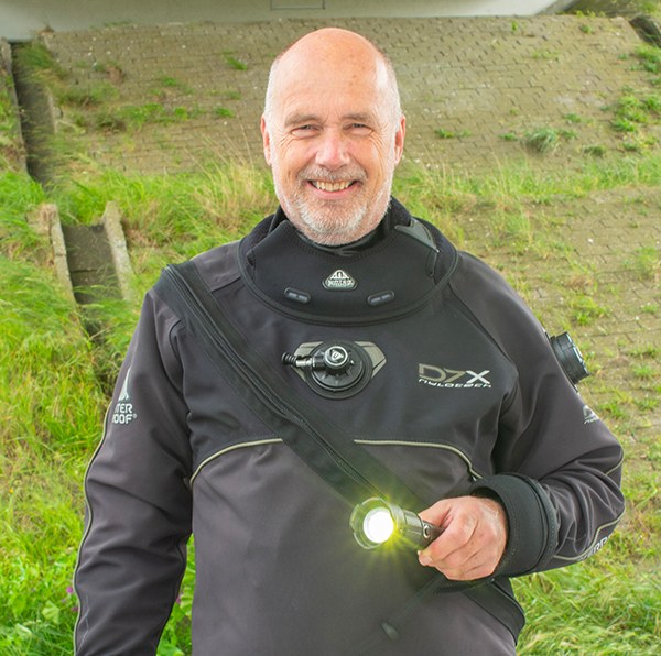 Diver Frank Lame with OrcaTorch ZD710 Beam Angle Adjustable Dive Light