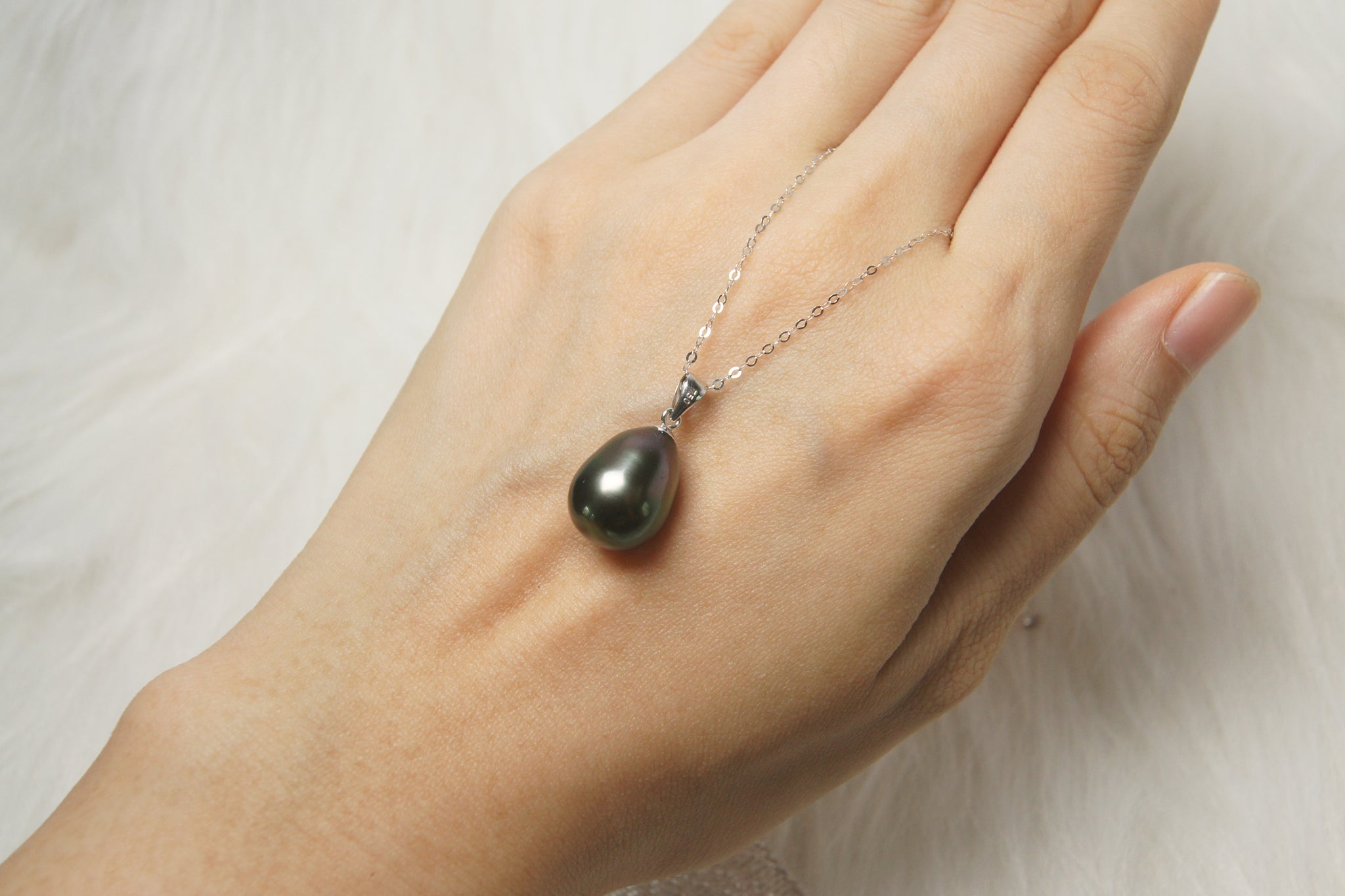 浪漫梨形大溪地黑珍珠18k金吊坠