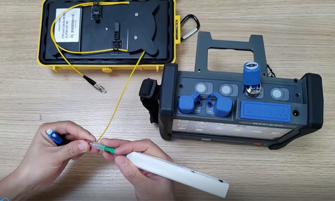 Pourquoi OTDR utilise-t-il un boîtier de câble de lancement et un nettoyeur de stylo ?