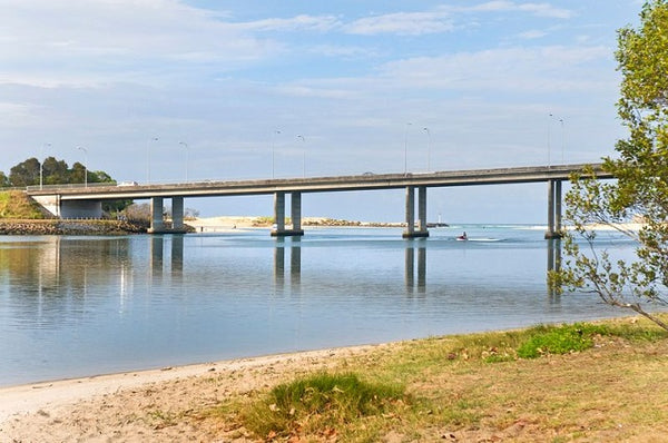 Thrower Drive Bridge paddle boarding in currumbin