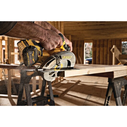DeWalt DCS578X2 60V MAX FLEXVOLT Brushless 7-1/4 in. Cordless Circular Saw Kit with Electric Brake & 2 9Ah Batteries and Charger, New