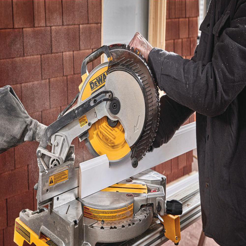 DeWALT DWS713 120V 15 Amp Electric SingleBevel Compound Miter Saw