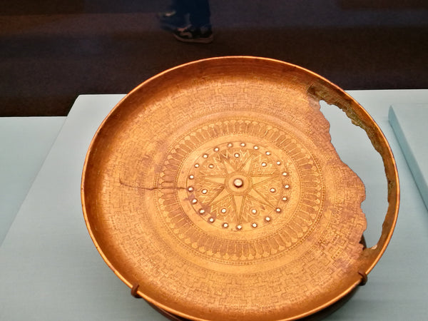  round tray with engraved pattern
