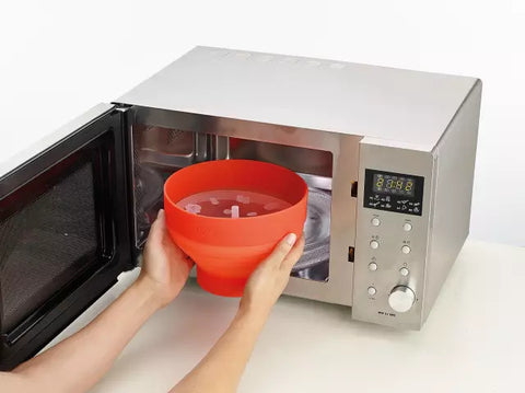 Put the lid on and put in the microwave, adjust to 750w, and heat for 2-3 minutes.