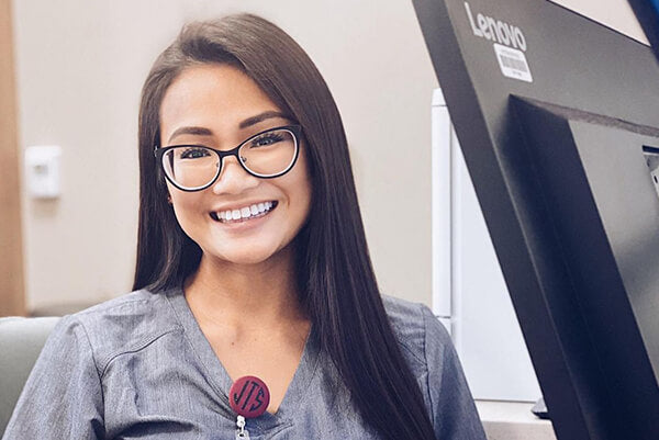 A beautiful woman with a square face is wearing cat-eye glasses