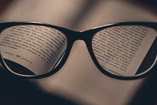 Reading words through glasses