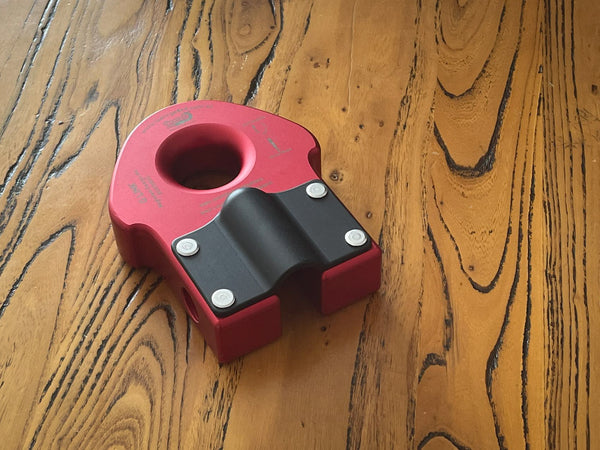 George4x4 Recovery Winch Shackle / G Link Protector Description:  Designed by the George4x4 Team.  Solid aluminium machined polished  Perfectly Suits for Winch Shackle aka G Link Eliminating abrasions and scratches Features: This pack comes with 1pc Aluminium protector and 4 pins Classic Black