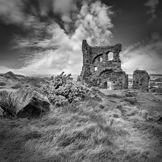 EDINBURGH St. Anthony’s Chapel Ruins - Monochrome