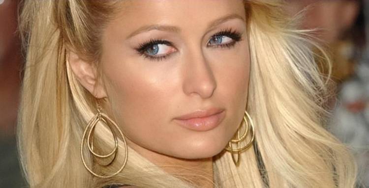 Paris Hilton Wear Blue Colored Contact Lenses