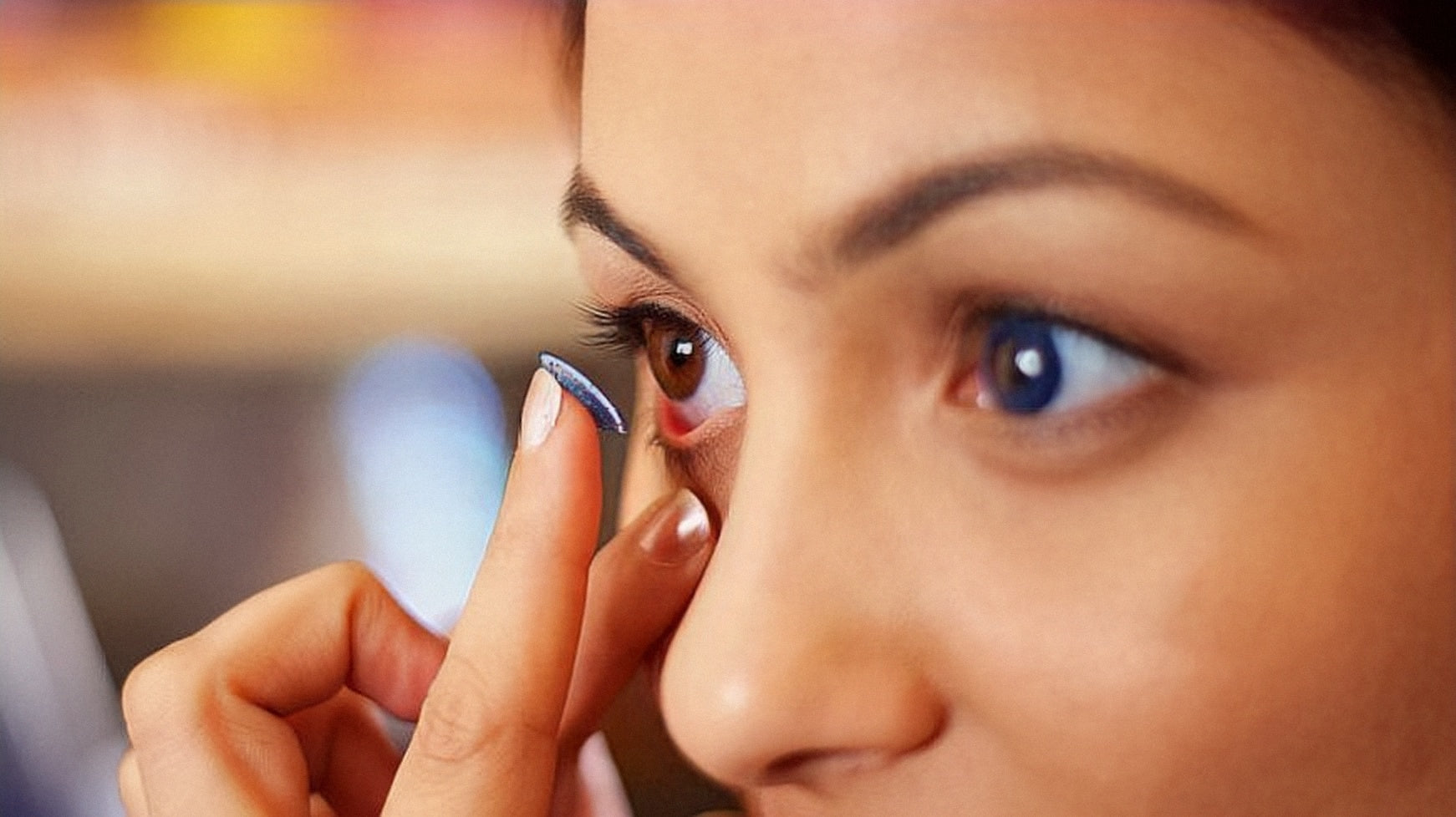 how to put in colored contacts