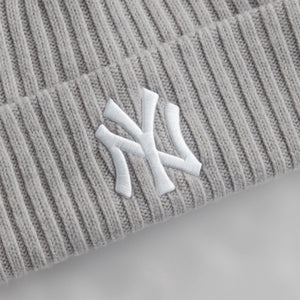 UrlfreezeShops & New Era for the New York Yankees Knit Beanie - Light Heather Grey