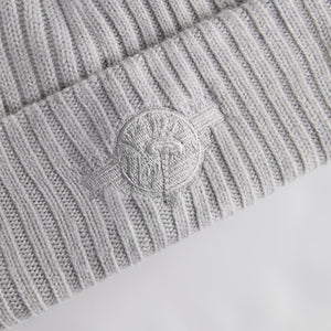 UrlfreezeShops & New Era for the New York Yankees Knit Beanie - Light Heather Grey