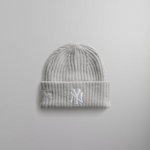 UrlfreezeShops & New Era for the New York Yankees Knit Beanie - Light Heather Grey