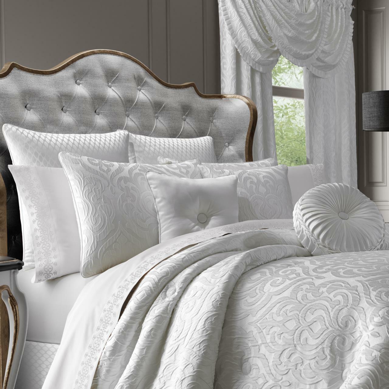 J Queen New York Astoria Queen 4-Pc. Comforter Set