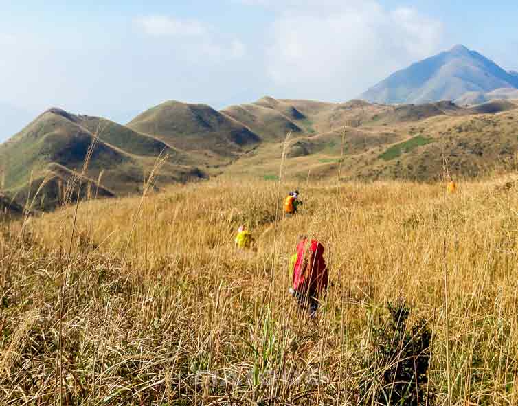 Vorsichtsmaßnahmen für das Wandern im Freien auf verschiedenen Straßen