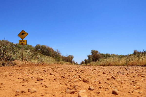 Vorsichtsmaßnahmen für das Wandern im Freien auf verschiedenen Straßen