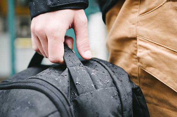 ¿Cuáles son las características de las mochilas de tela de nailon?