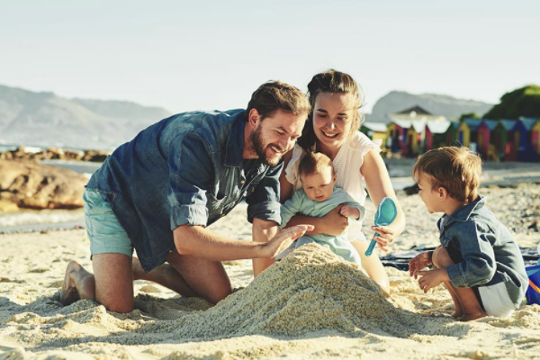 Consejos para planificar unas vacaciones familiares asequibles en la playa