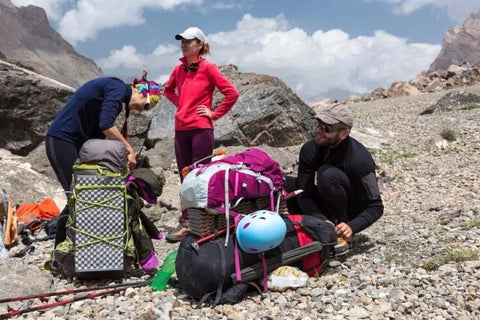 ¿Cómo empacar una mochila de senderismo para viajar?