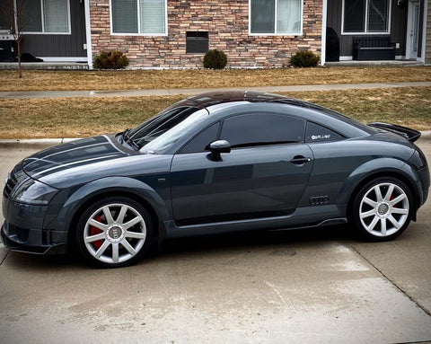 سيارة مزودة بفواصل للعجلات