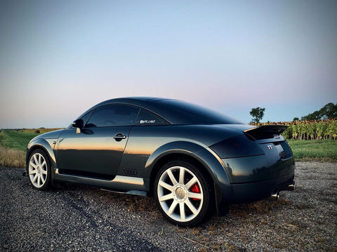 فواصل عجلات مثبتة في السيارة