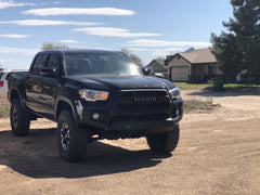 سيارة مزودة بفواصل للعجلات