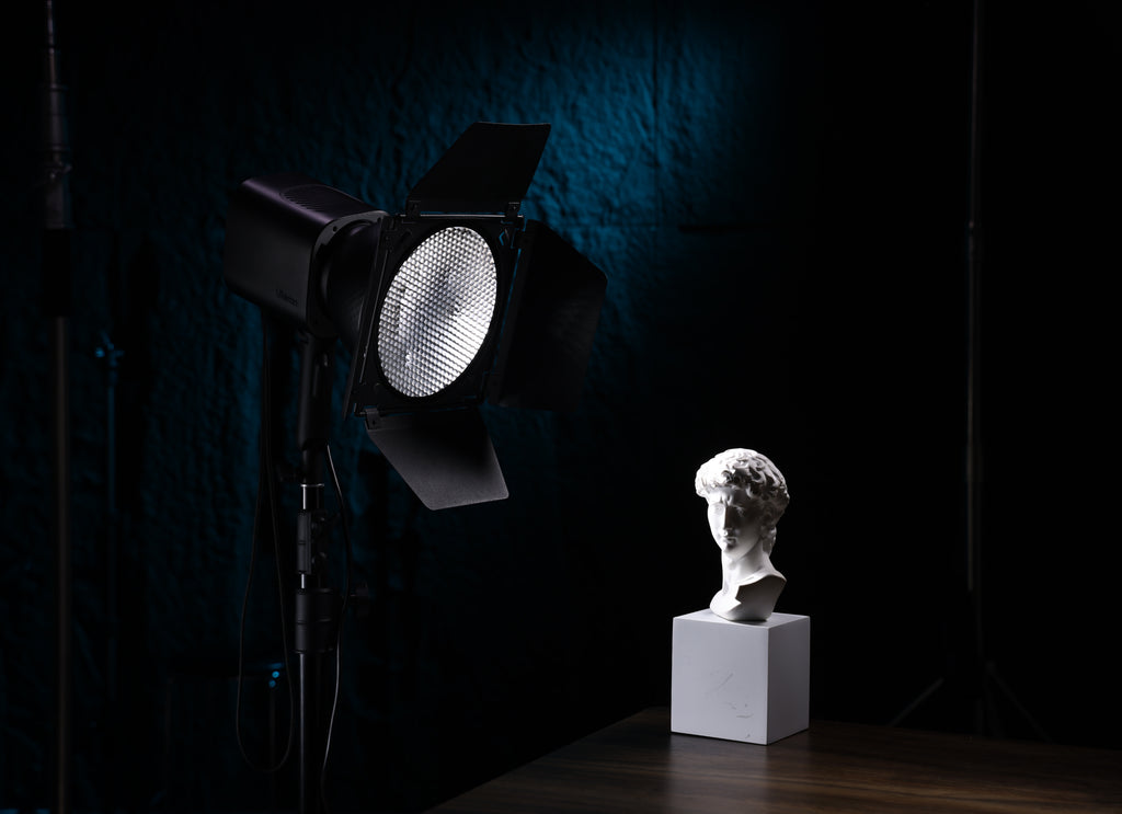 Ulanzi's Reflector Diffuser L008 is made of aluminum alloy, this reflector is light and scratch-resistant, very suitable for on-the-go shooting.