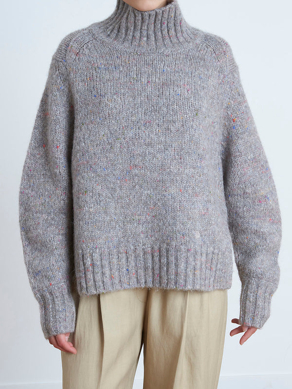 
迦娜毛衣采用蒙古最柔软的羊毛和貂皮混纺纱线制成。
简洁的茧型，V领和勺状下摆。垂肩和长袖。

在大衣下叠加这款多变的款式，或塞进丝质短裙中，打造跨季节的穿搭。 
构成。70% 羊毛 - 30% 貂皮
