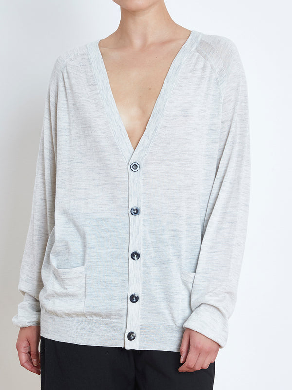 
LOULOU STUDIO的Chloé Harrouche在设计针织衫时，将自己的衣橱作为灵感来源。这条"Maddalena"裤子采用柔软的羊绒制成，采用修身的锥形剪裁。  
 

正码尺寸，取正常尺寸。
高开衩，旨在修身，下摆呈锥形。
腰部抽绳设计，舒适贴身。
精致针织
拉上
手洗

 
构成100%羊绒