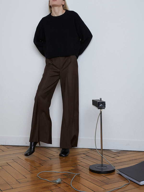 LOULOU STUDIO的设计不仅仅是外观上的永恒，高品质的材料保证了每件衣服都能经久不衰。这款"Tahaa"开衫采用柔软的羊毛和羊绒混纺而成，袖子上有针织线。 
 

正码尺寸，取正常尺寸。
宽松的设计
垂肩缝隙
厚实的针织衫
羊毛和羊绒混纺
前面有纽扣固定
干洗

  
构成：90%羊毛，10%羊绒。