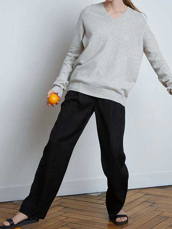 
Loulou Studio 将经典的羊毛混纺毛衣加入现代风格，采用剪裁廓形，袖口和下摆处有罗纹细节。 
可套在连衣裙上或搭配高腰剪裁长裤。
构成。70% 羊毛 - 30% 貂皮 
