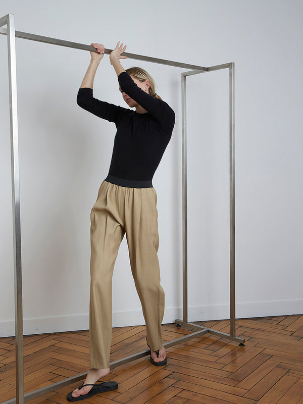 
LOULOU STUDIO的"Rapa"西裤在欧洲采用羊毛制作，裤脚宽大。 
 

正版尺寸，但尺寸之间的人应该选择大号。
曲线型身材的人可以选择下一个尺码。
宽腿
腰带环
侧面口袋
前缝
袖口后开衩
无衬里
手洗或干洗
法国制造

  
构成100%羊毛