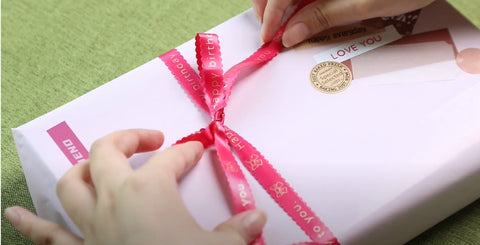 Tie the ribbon into a bow