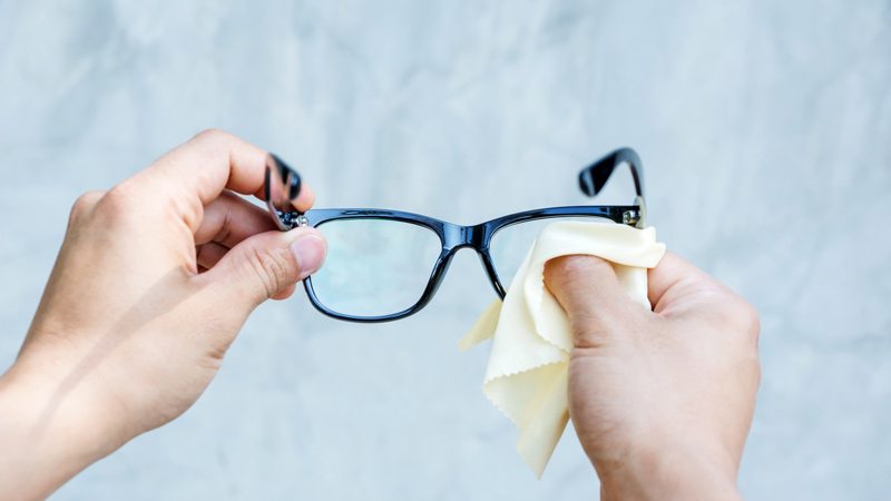 dry the eyeglasses