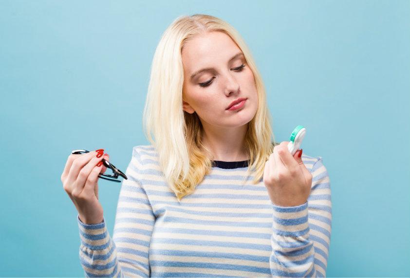 choosing between contact lenses or glasses