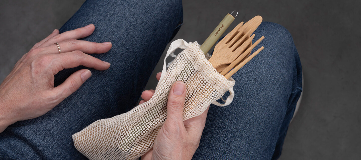竹叉,筷子,和一根吸管。这些产品是吃/喝工具包的一部分。