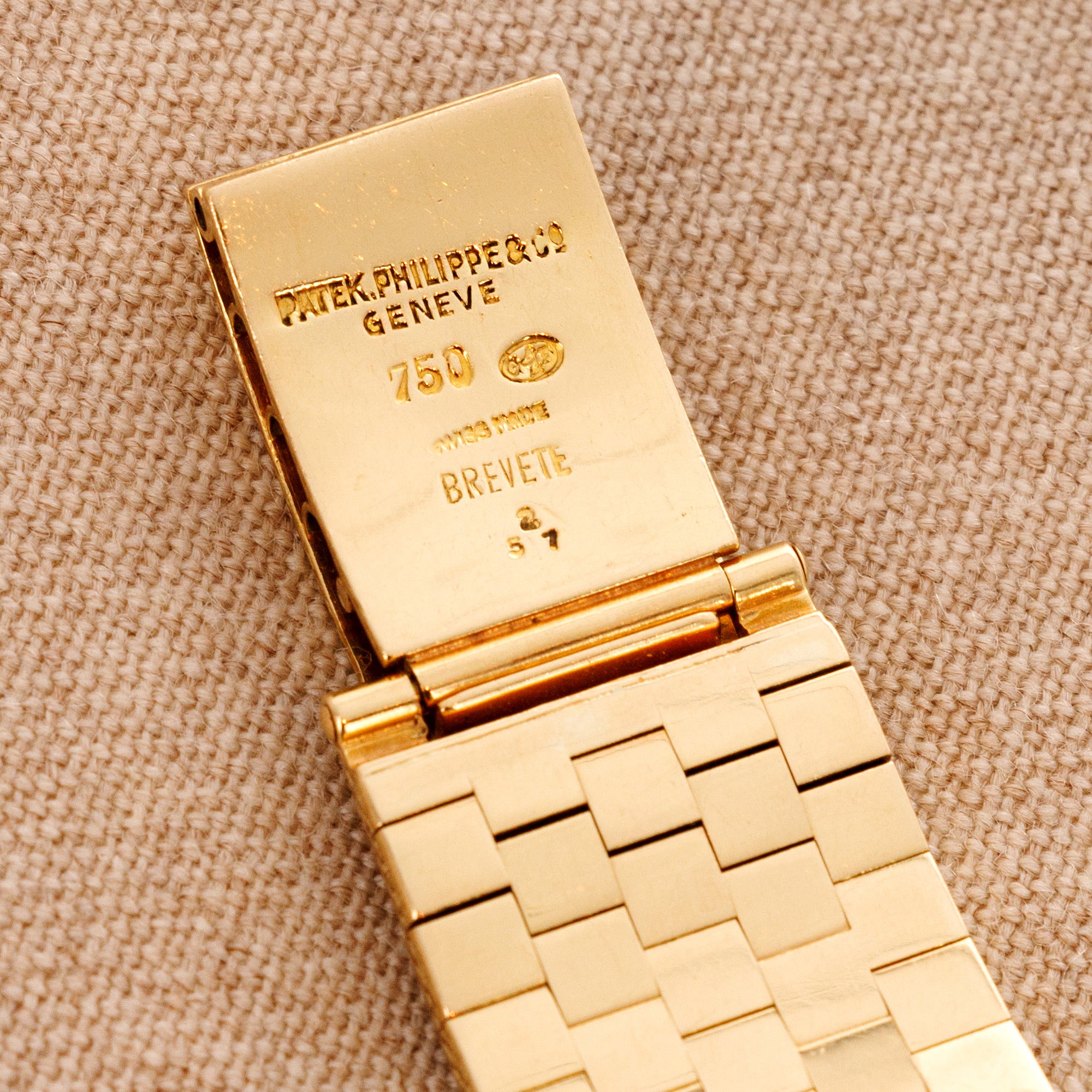 Patek Philippe Yellow Gold Calatrava, Ref. 2526 Retailed by Serpico Y Laino