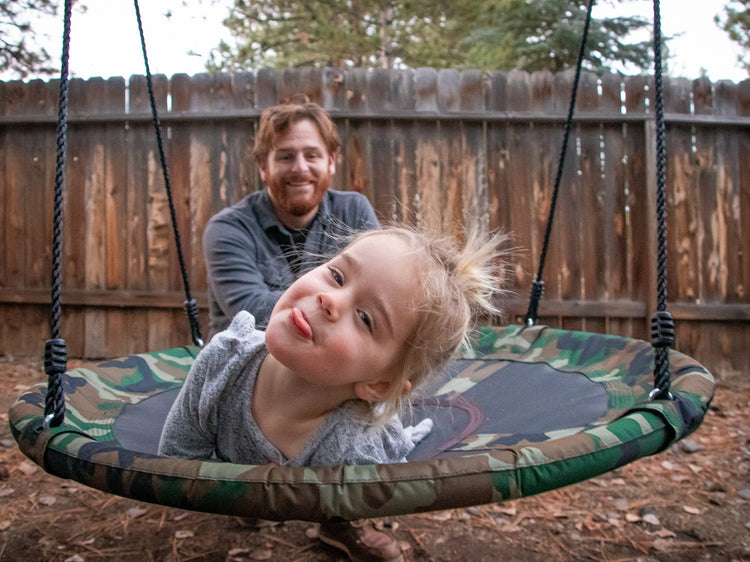 A dad and his girl with a Zupapa 2-in-1 Saucer Tree Swing