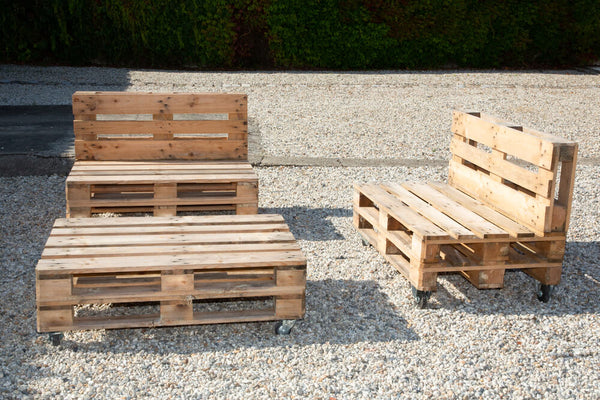 Stylish Outdoor Seating with Pallets